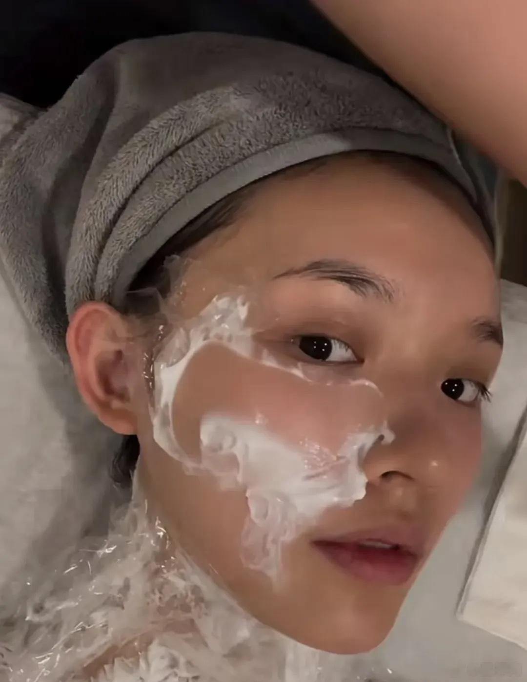 #林允公开分享打水光针过程#林允大胆公开医美过程，全程都忍着疼，为了维持美貌付出