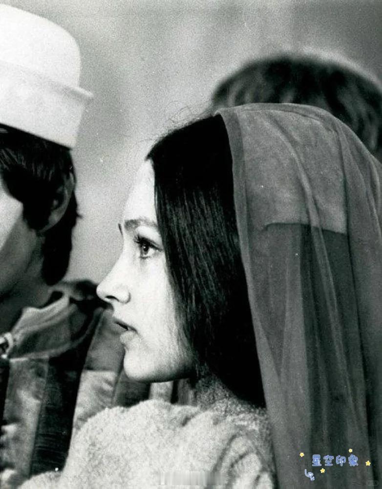 这是17岁奥丽维娅·赫西的侧脸，堪称“神颜”，她在1968年电影版《罗密欧与朱丽