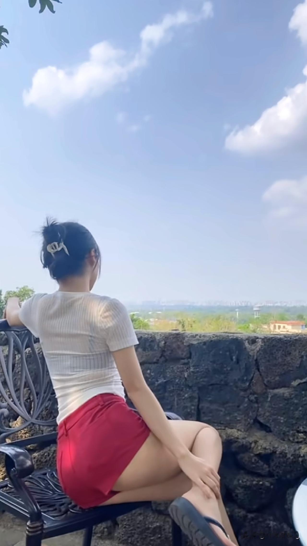  不必追赶时间，也不必迎合谁，在自己的节奏里，慢下来，感受风，感受阳光，感受生活