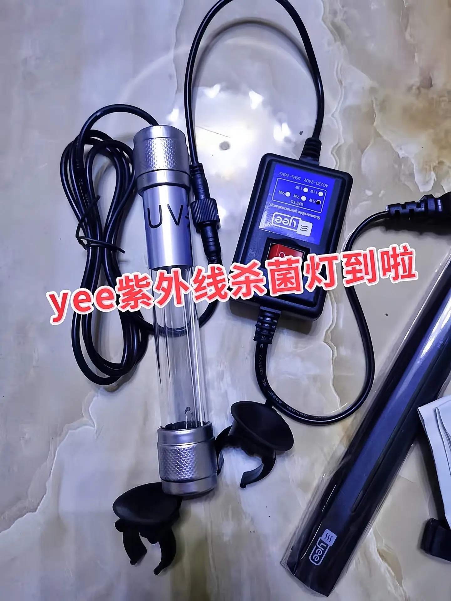 鱼缸UV杀菌除藻灯有以下好处：  杀菌消毒  它能有效破坏细菌、病毒等...