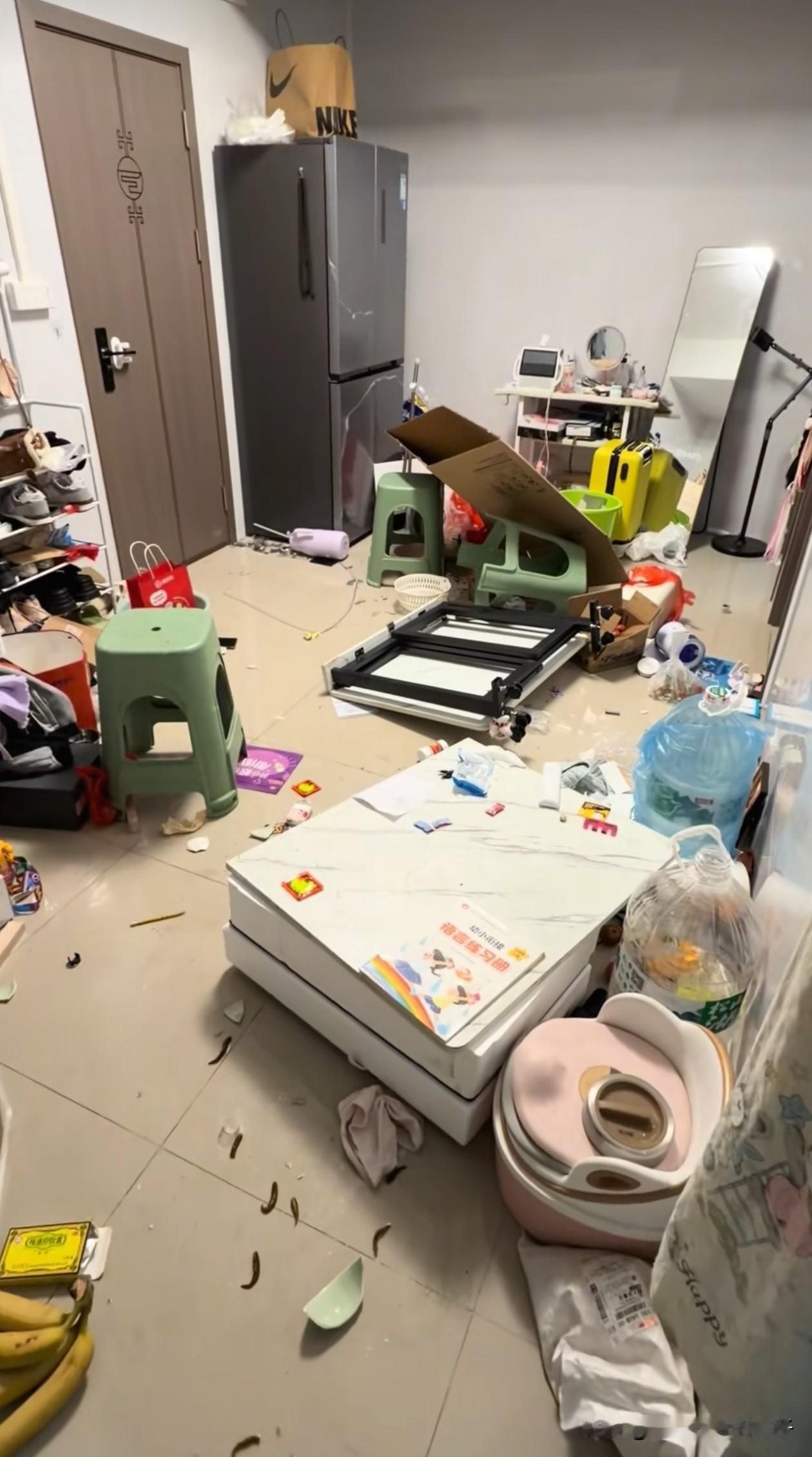 洗碗机这事儿，谁对谁错我不评价！
但看她家厨房杂乱的样子，我就知道这女的不是一个