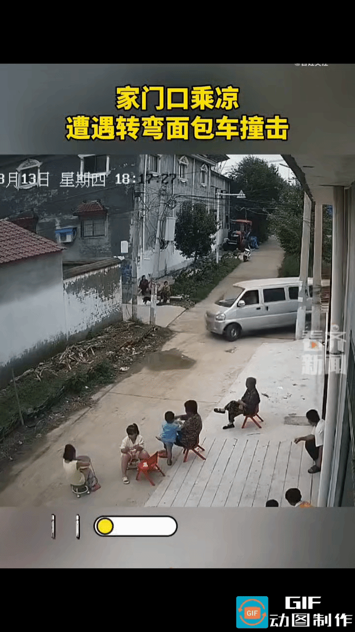 两个老人带着三个小孩坐在大门外纳凉，众人有说有笑，气氛轻松惬意。
说笑间，两个孩