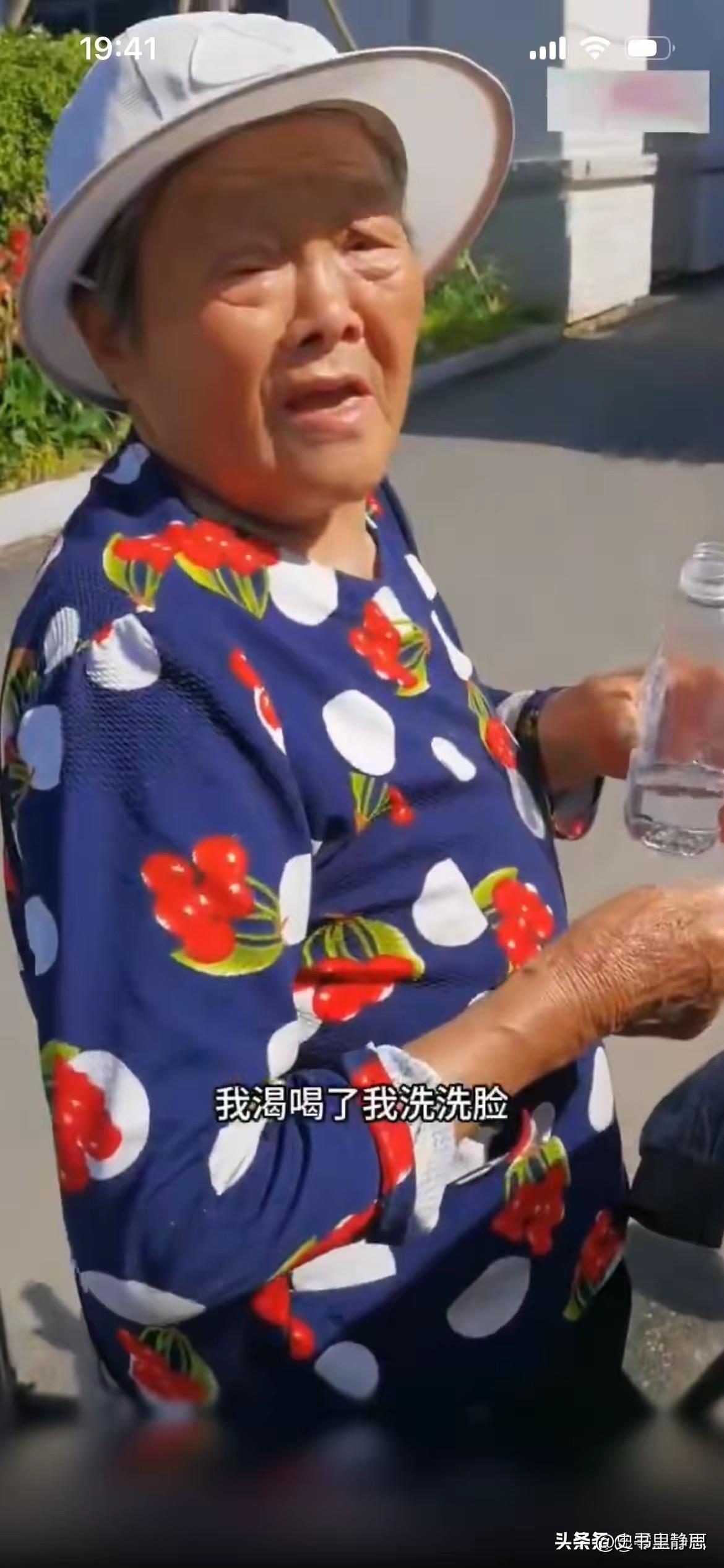 6月9日，河南驻马店。高考考点外，志愿者义务买了成箱矿泉水，免费供给考生、家长饮