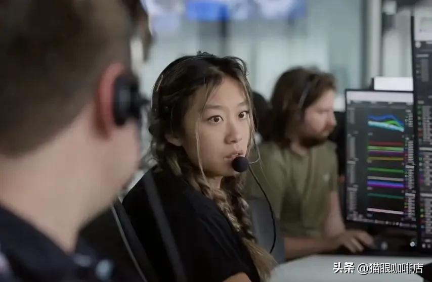 那个镜头不到十秒。一个编着麻花辫的华裔女孩坐在星舰控制台前头，就盯着那个屏幕。就