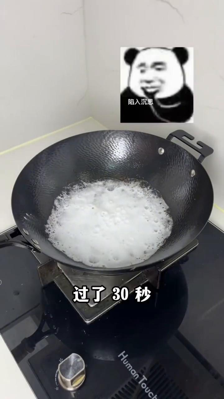 超实用的厨房技巧，学会了你不吃亏。
肉团用塑料膜包起来，用铲子一推，轻松做好一个