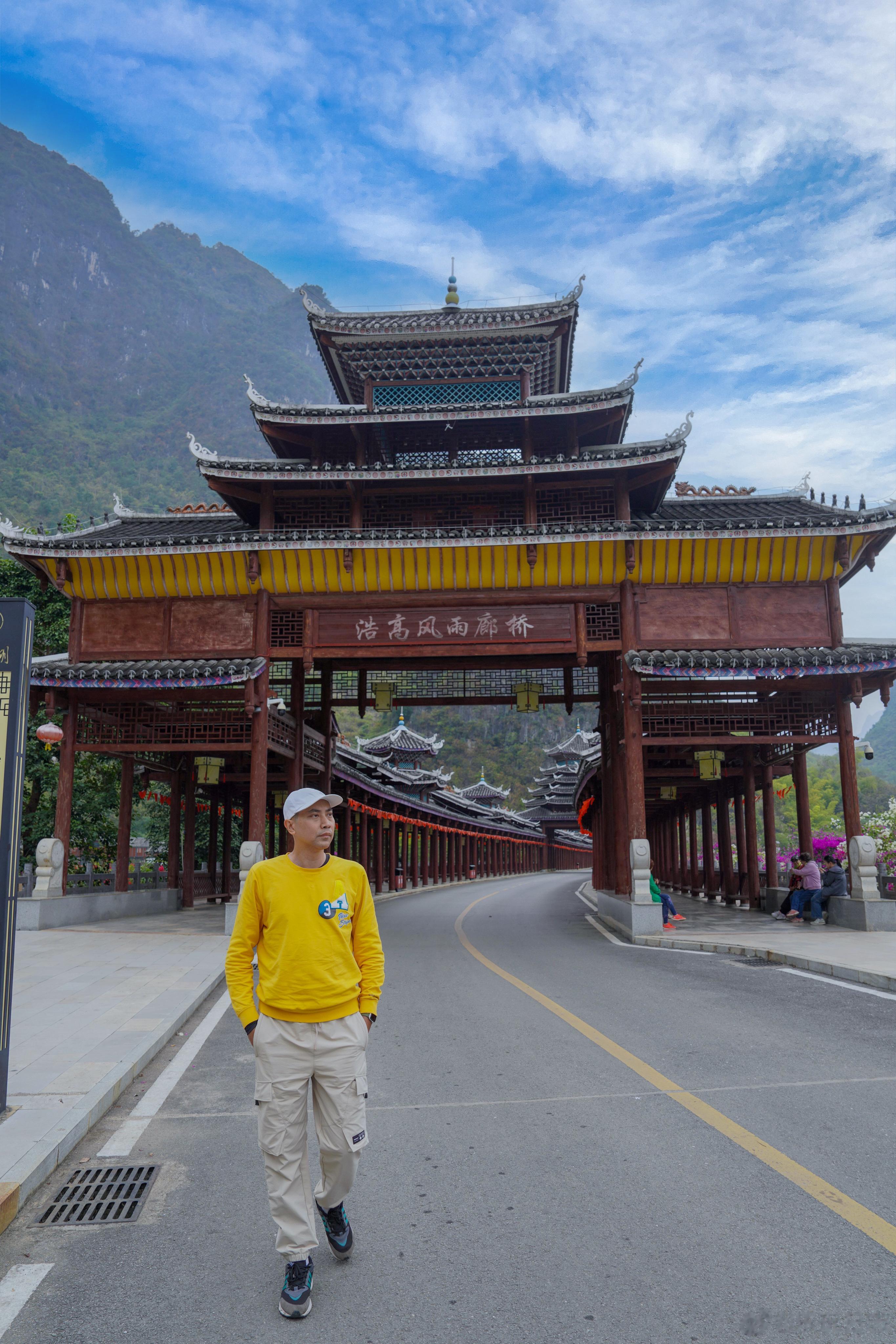 #100个冬日限定美景# 凌云之下，山高水长。🏞️ 水绕山盘，共谱自然的美妙旋