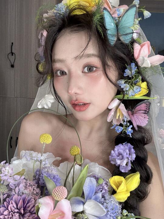 今日分享辫子鲜花少女～