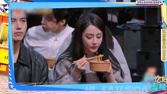 迪丽热巴一出场就拿着小面包看到迪丽热巴炫饭，我都跟着饿了，也太有食欲了迪丽热巴来