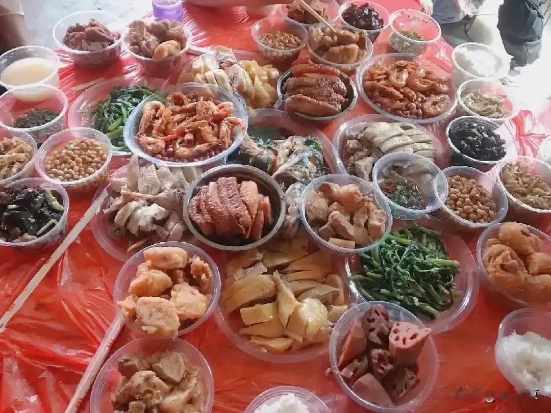 讹诈成功了？

湖南浏阳，有一男子举办乔迁喜宴，同村的一位村民未受邀请就自行前来