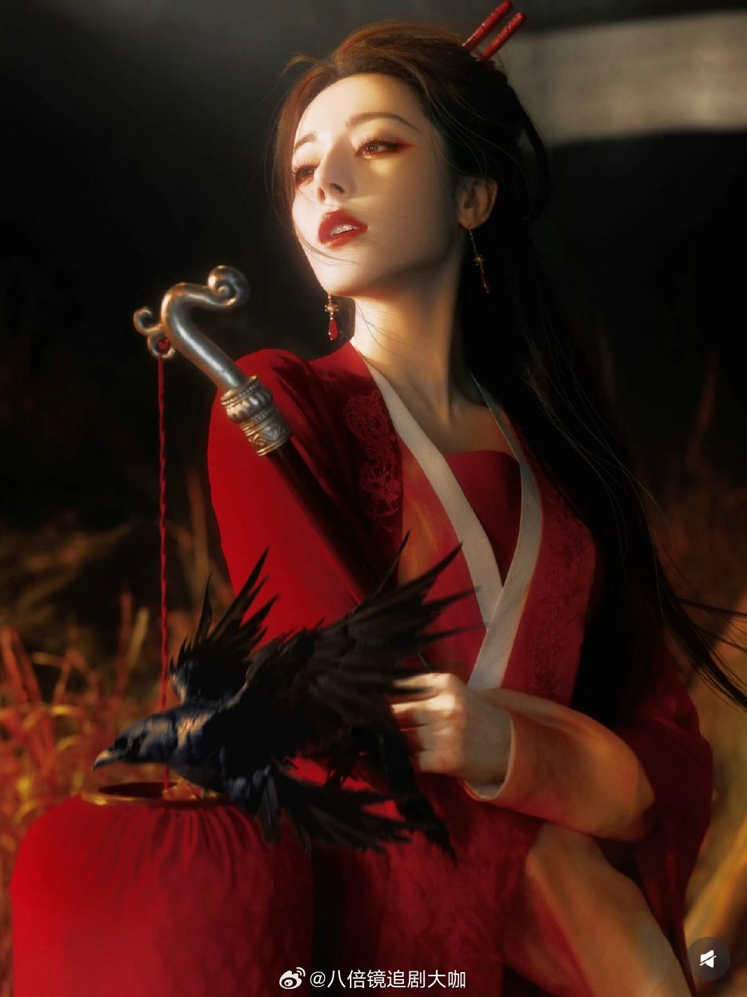 导演说只有迪丽热巴能演贺思慕不愧是天选贺思慕啊，看了迪丽热巴在电视剧《白日提灯》