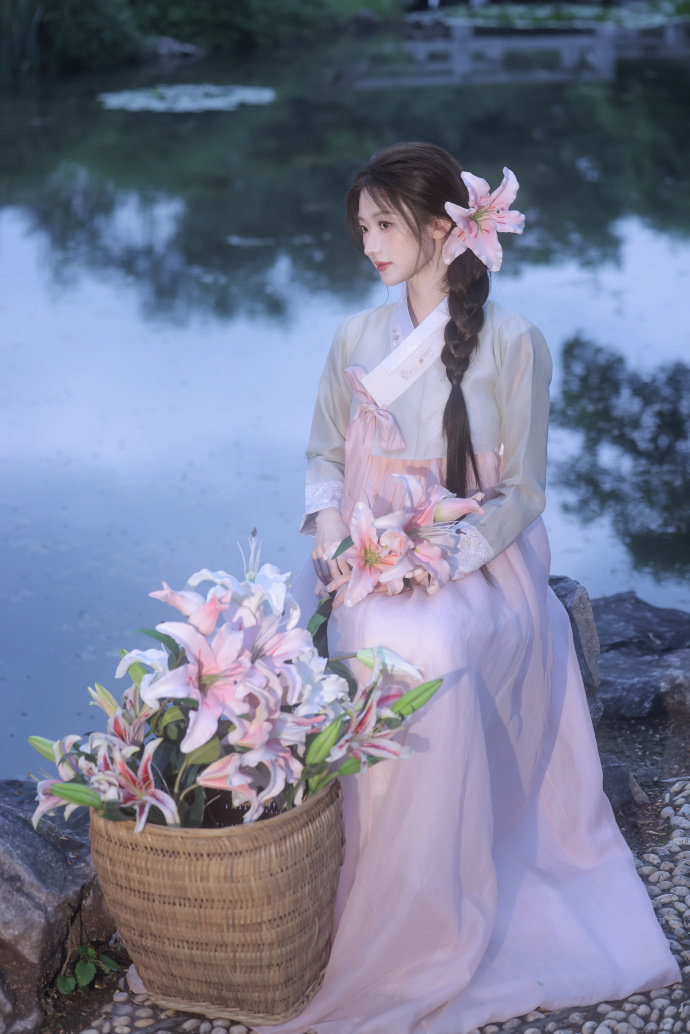 杨雨潼我的漂亮小众女星很难不偏爱杨雨潼这份独有的仪式感，因为饰演白鹤淮谐音百合，