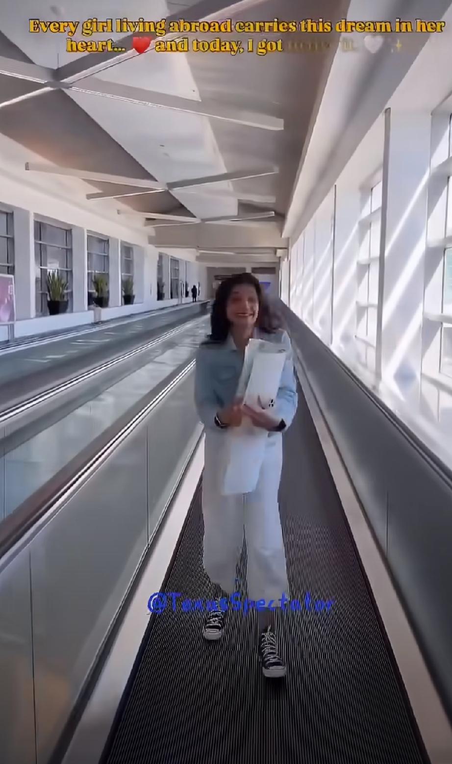 一个四肢健全，行走自如的印度妇女无耻地享受免费的轮椅服务，下机时需要一个服务员用