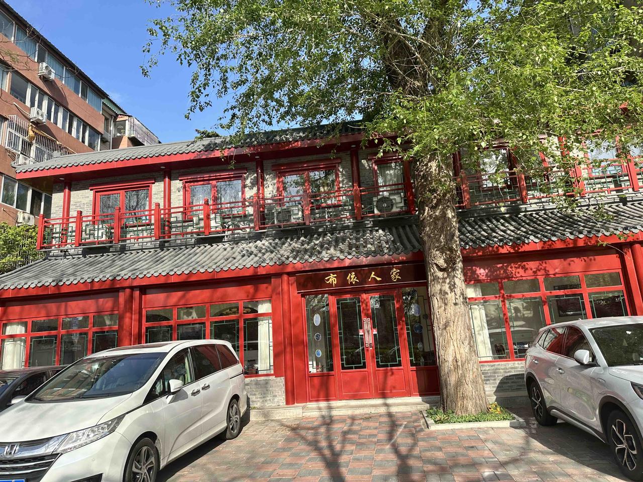 我发现一个现象，认识不少来自北京、上海的人，他们年收入有几十万，却连一辆汽车都没