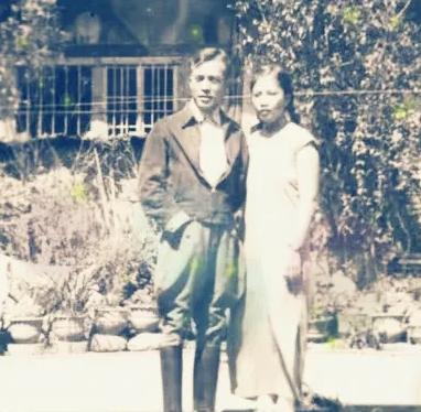 1938年，老蒋的心腹，发现新婚老婆早出晚归，就跟踪她来到一个茶馆前，结果发现老