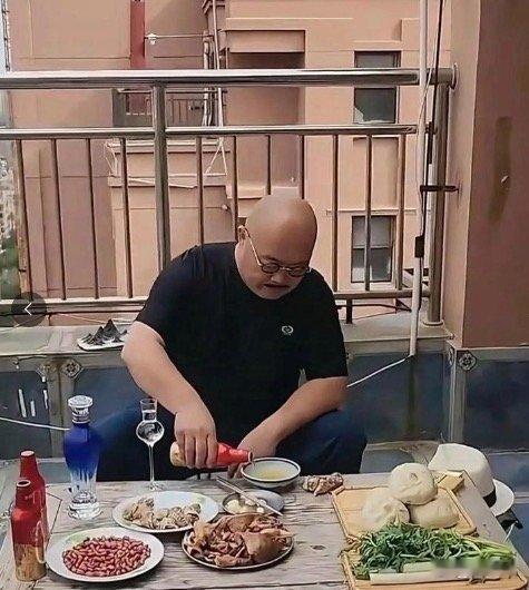 刀郎的这一顿饭着实引人瞩目。 一瓶天之蓝约 260 元，花生米 15 块，191