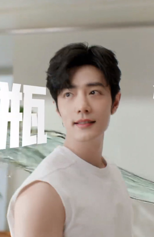 肖战白色无袖清爽感 肖战六度开启新爽感肖战白色无袖清爽感，肖战六度开启新爽感，跟