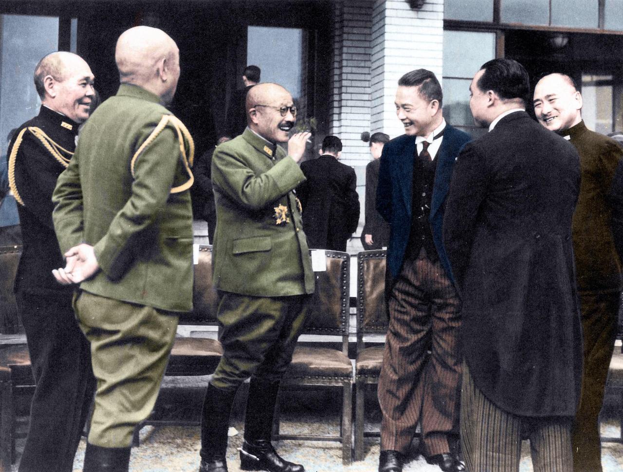 这1942年12月的老照片，是汪精卫（右三）去东京参加“大东亚战争一周年纪念会”