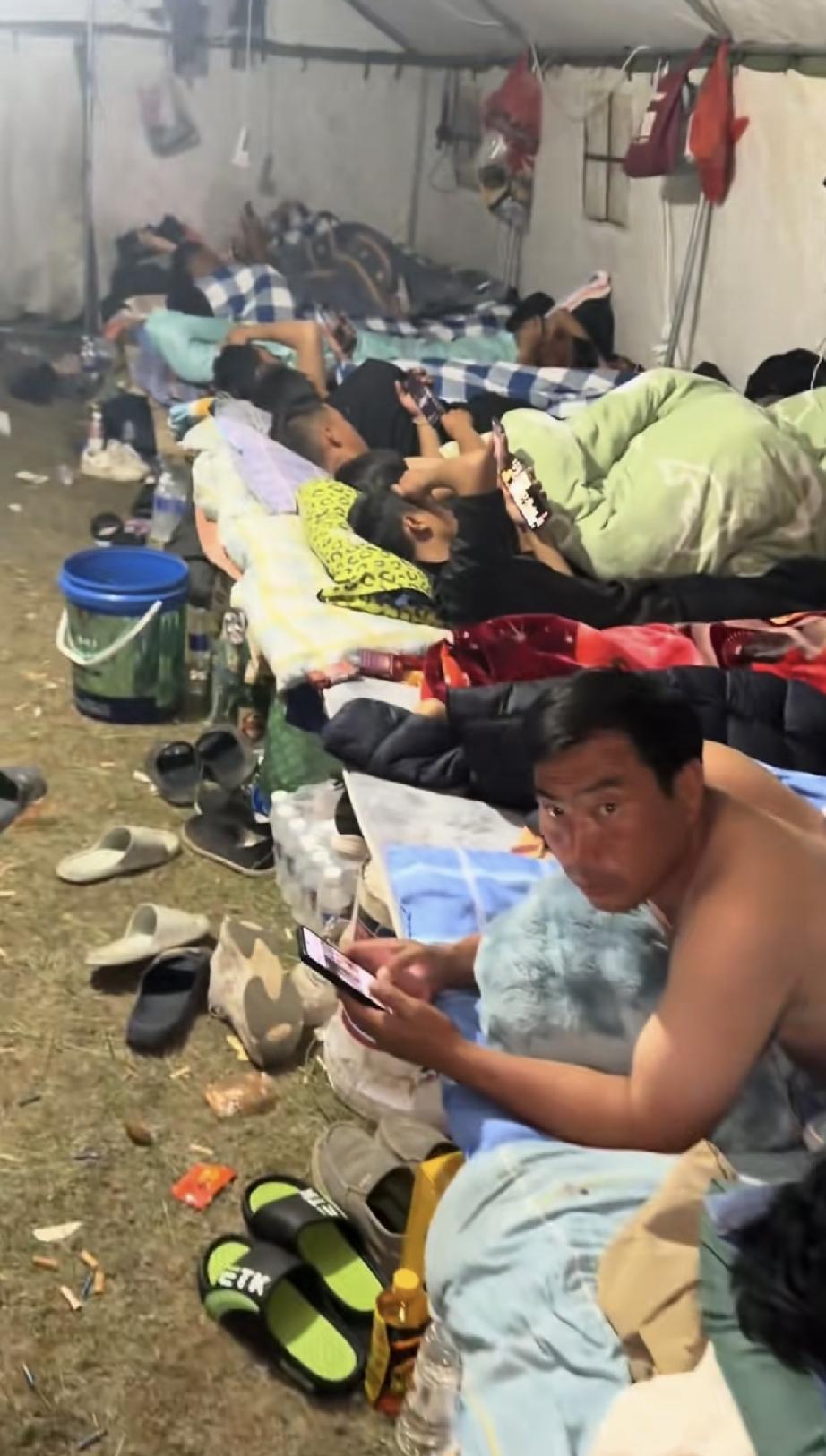 20年前我在电子厂打工也住过这种二、三十人一个宿舍的大通铺，你都不敢想象里面的味