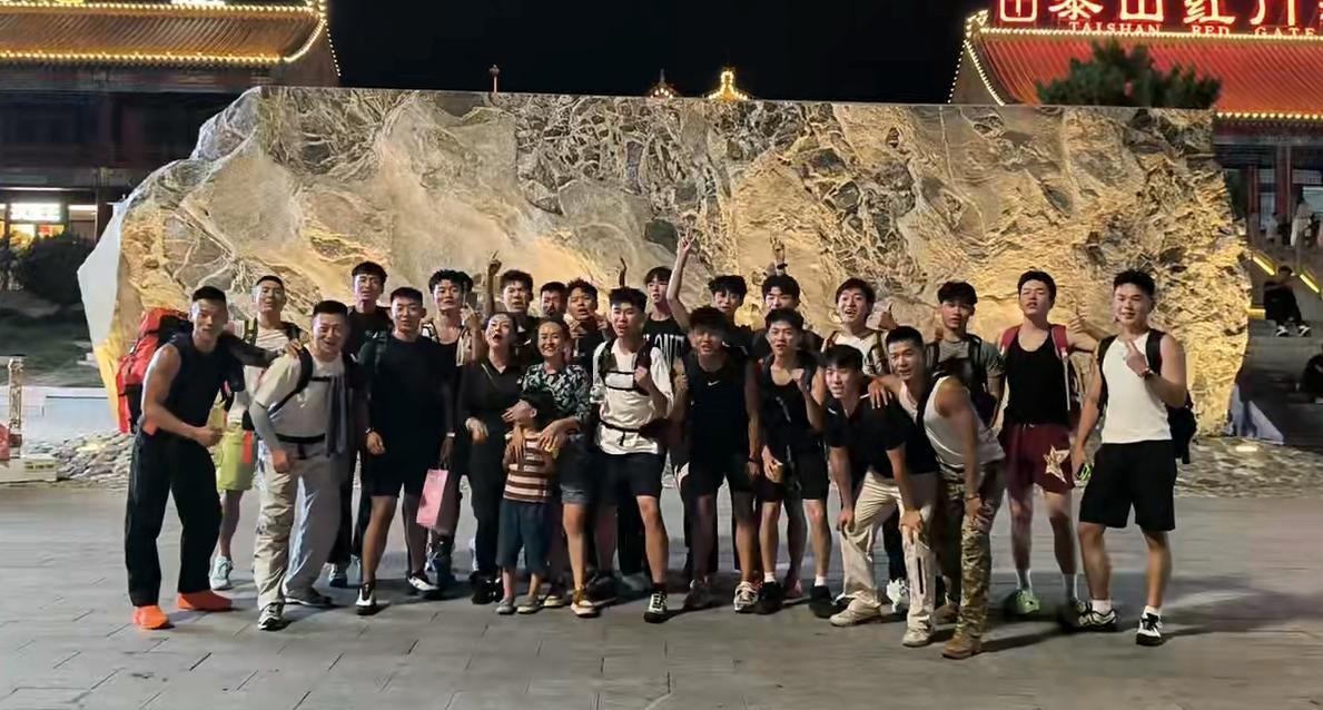 “有钱就是任性！”近日，山东两女子嫌自己爬泰山太无聊，索性大手一挥，花了近3万元