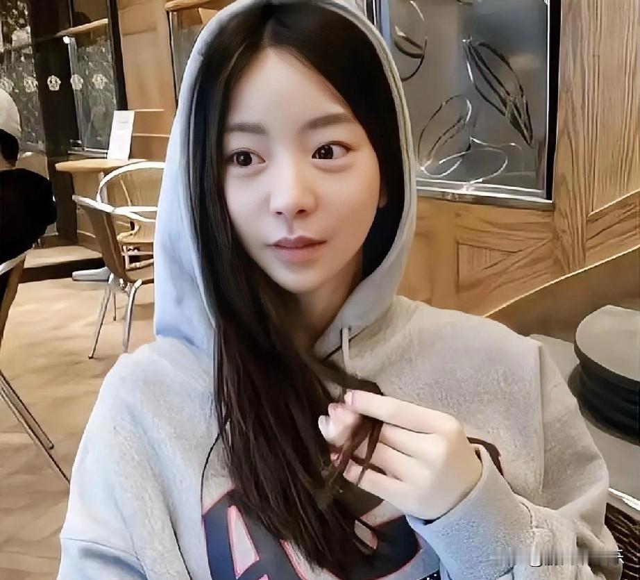 惊爆！黄荷娜甩出“涉毒艺人核弹名单”，韩娱圈恐遭毁灭性震荡

财阀千金黄荷娜的“