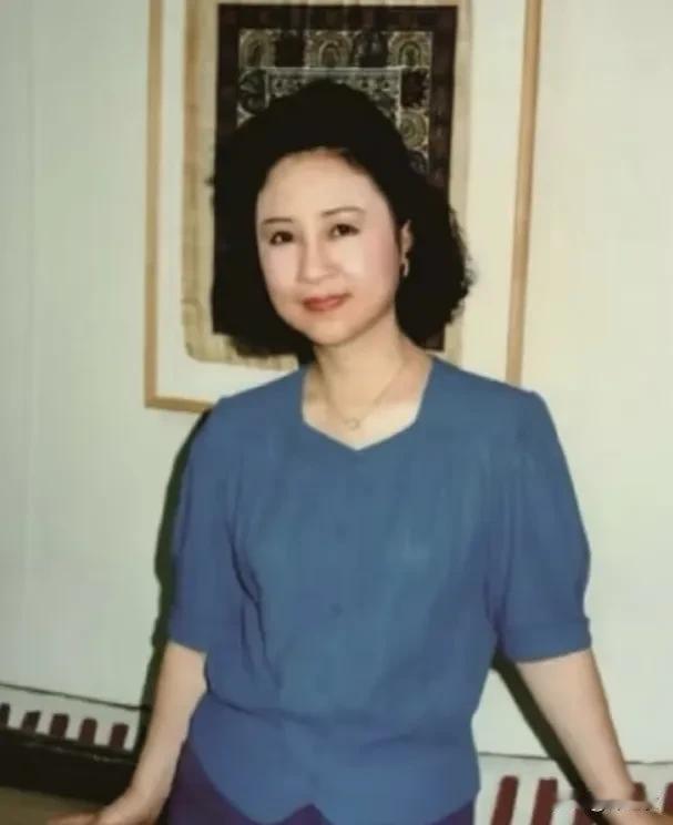 琼瑶童年和青年时期经历都挺坎坷的，又是生在那个年代，所以她看待事情的眼光是晦暗又