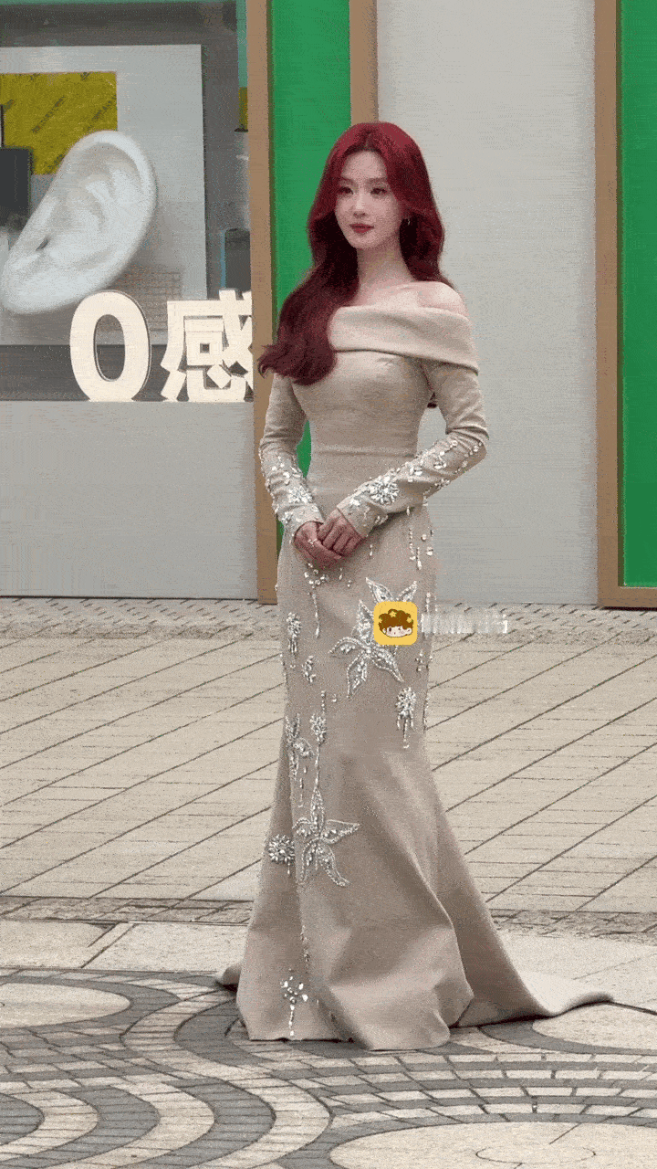 刘诗诗红发大波浪线下活动生图状态。 ​​​
