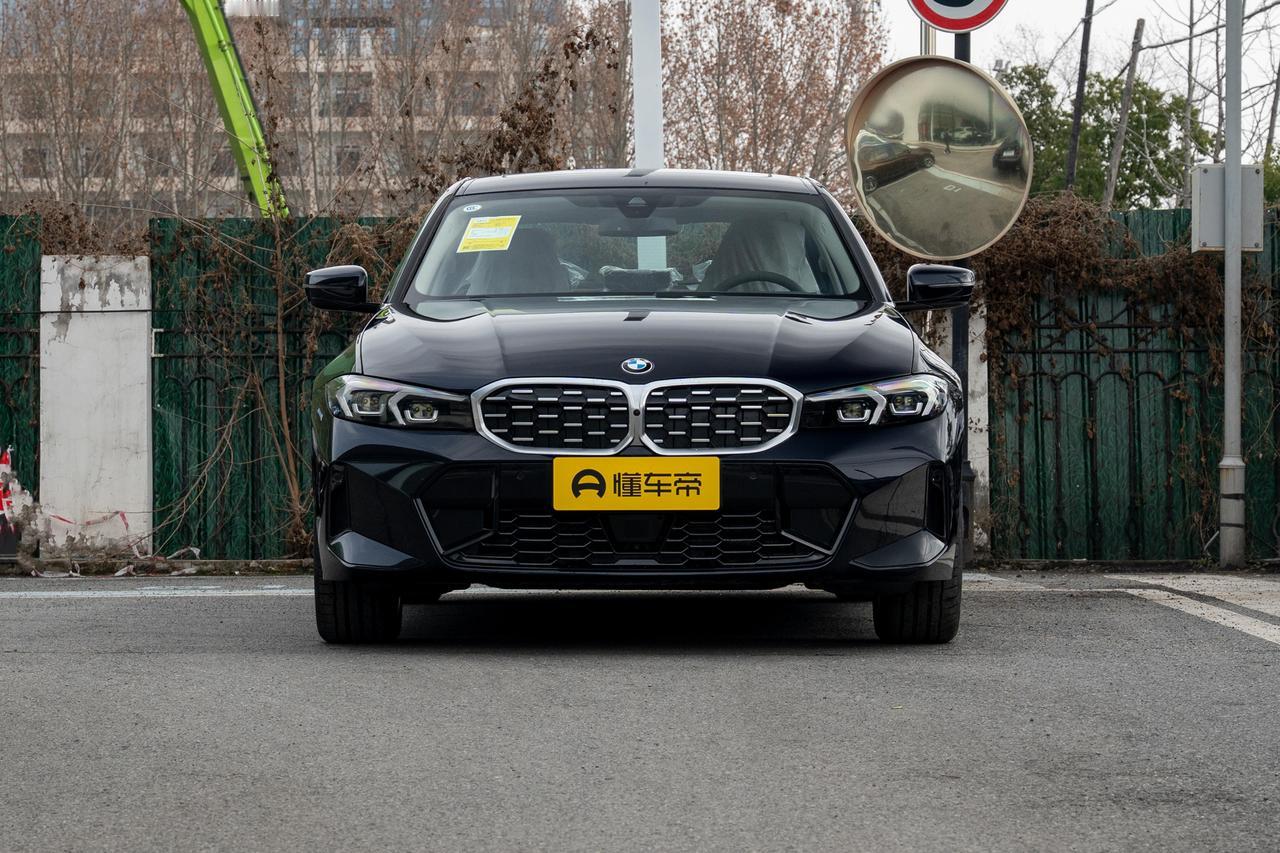 在很多年轻车友的购车清单里，宝马 3 系几乎是一台绕不开的标杆车型。它的外观自带