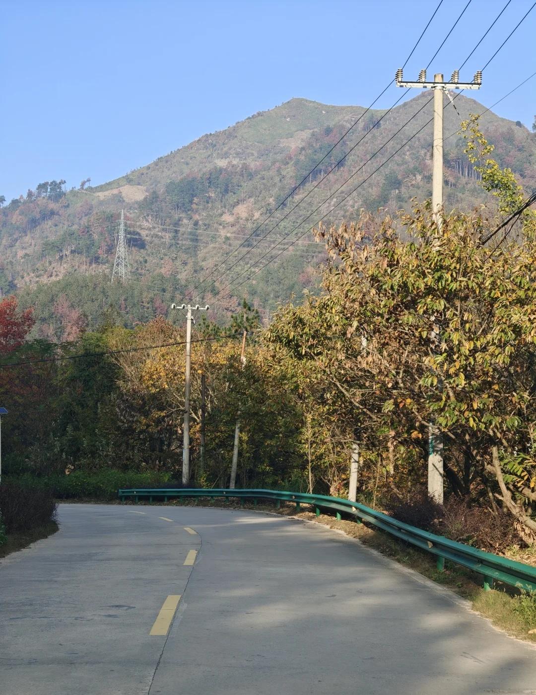 平凡之路
朝着山野，去见所有喜欢的一切。
这里的山路十八弯 一路风景如画 山里都
