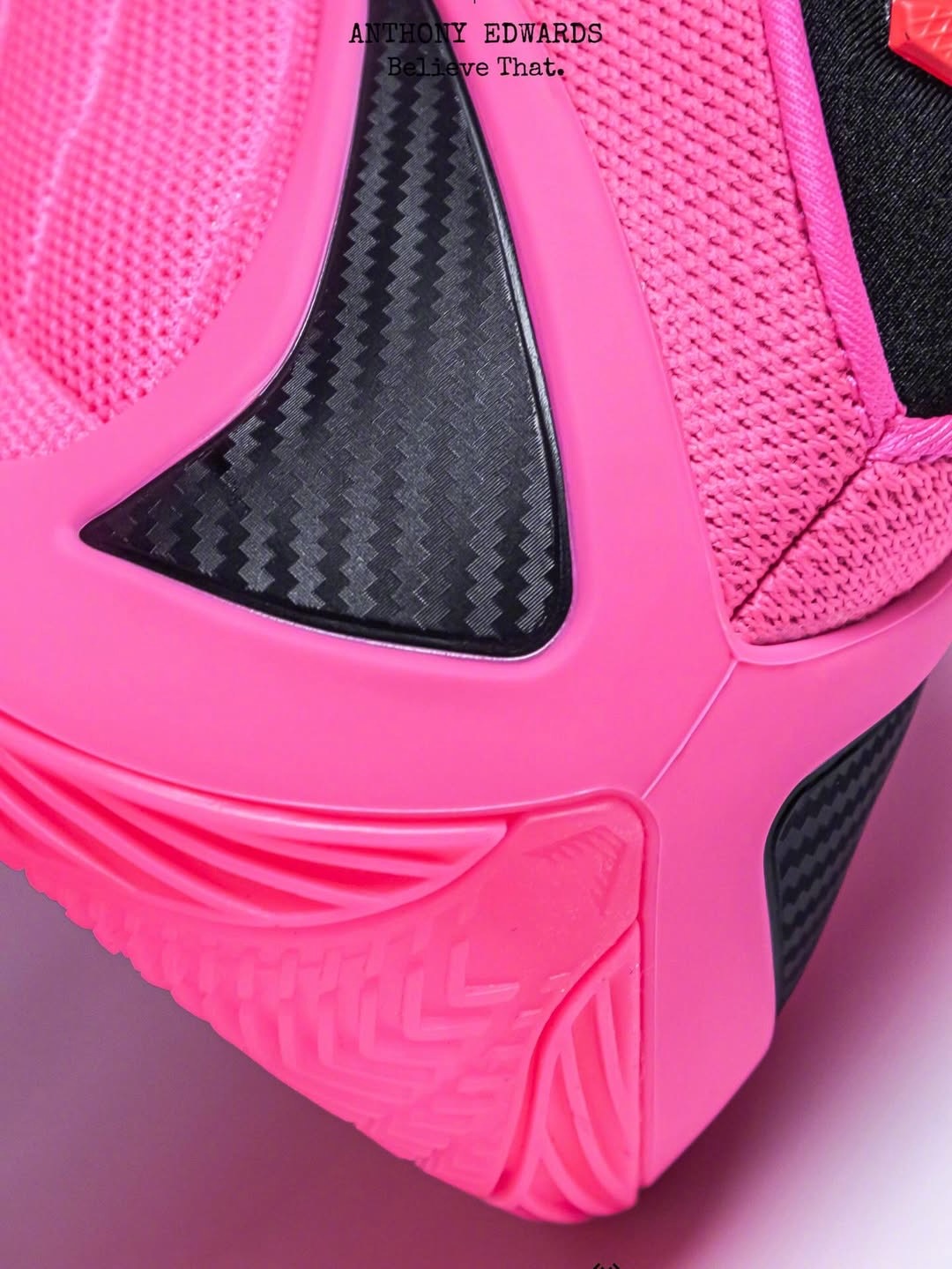 adidas AE2 Lucid Pink，穿上球场，绝对是最亮眼的 