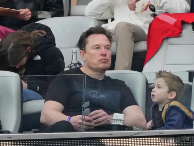 ###马斯克和儿子看球赛被反特斯拉广告气跑###  把挣钱看得比命还重要的世界首