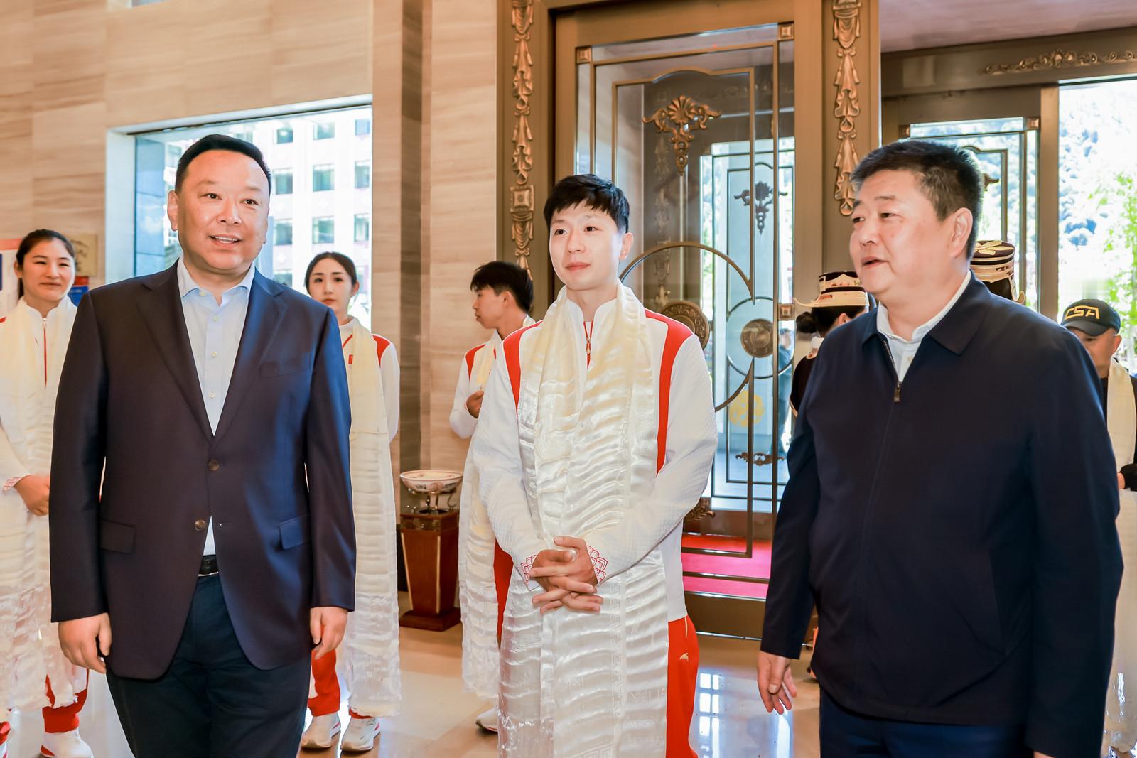 马龙抵达西藏中华体育精神颂 这个领导悄悄牵马龙的手（不是） ​​​