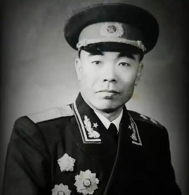 [太阳]开国中将曾泽生骑车去买菜被小贩问当过兵没，他蹲在菜摊前低头挑菜说当过步兵