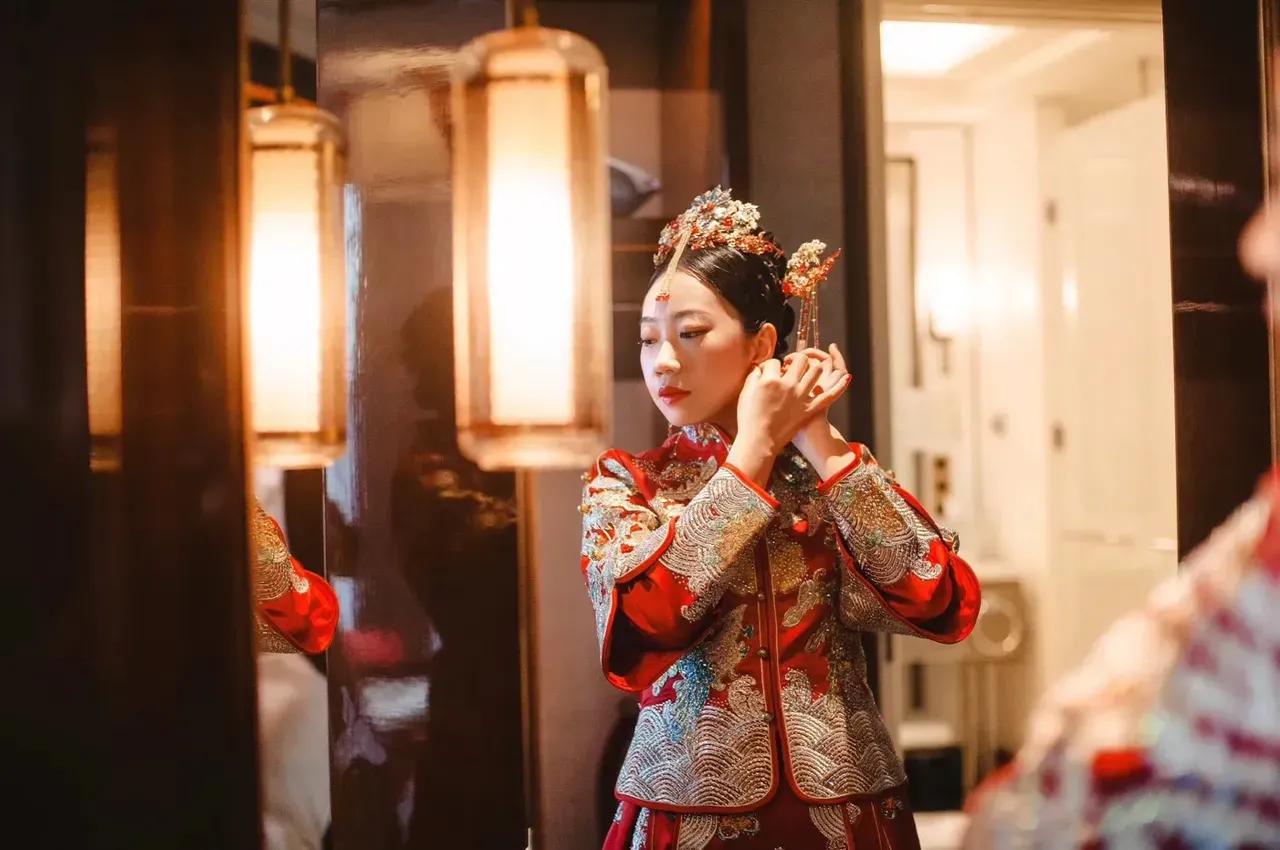 最近听到这样一个新故事，北京的一个女孩，结婚的时候，她不要车子、不要房子、不要彩
