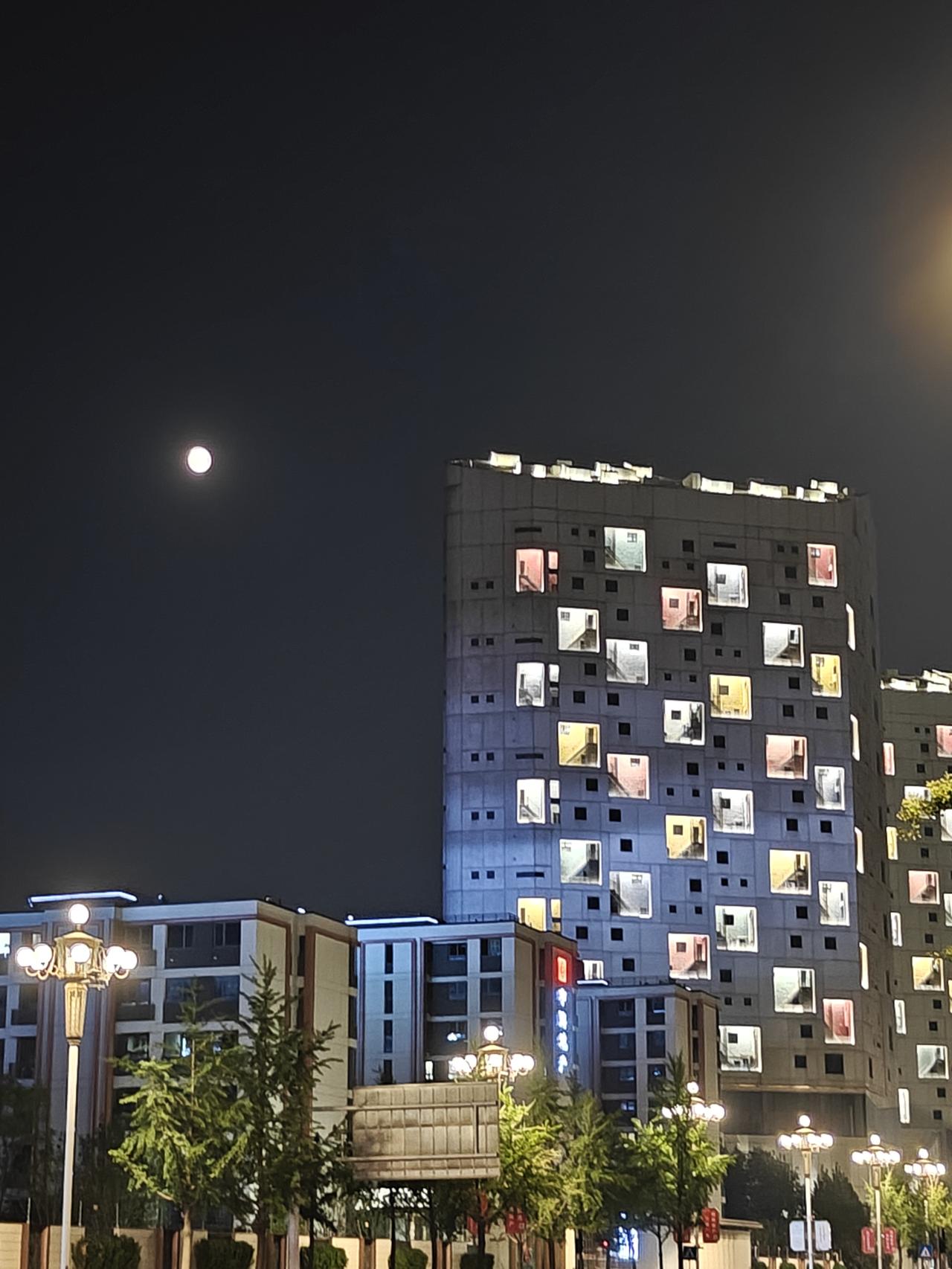 今夜，皓月当空，谁能想到五十年前的今天今夜，这轮明月见证了唐山这座百年历史的城市