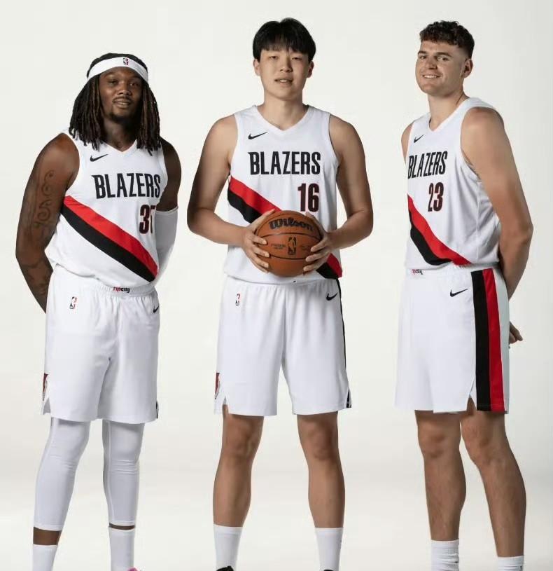 NBA训练营里，美国状元秀居然手把手教中国对手卡位？
克林根在比赛中主动把得分让