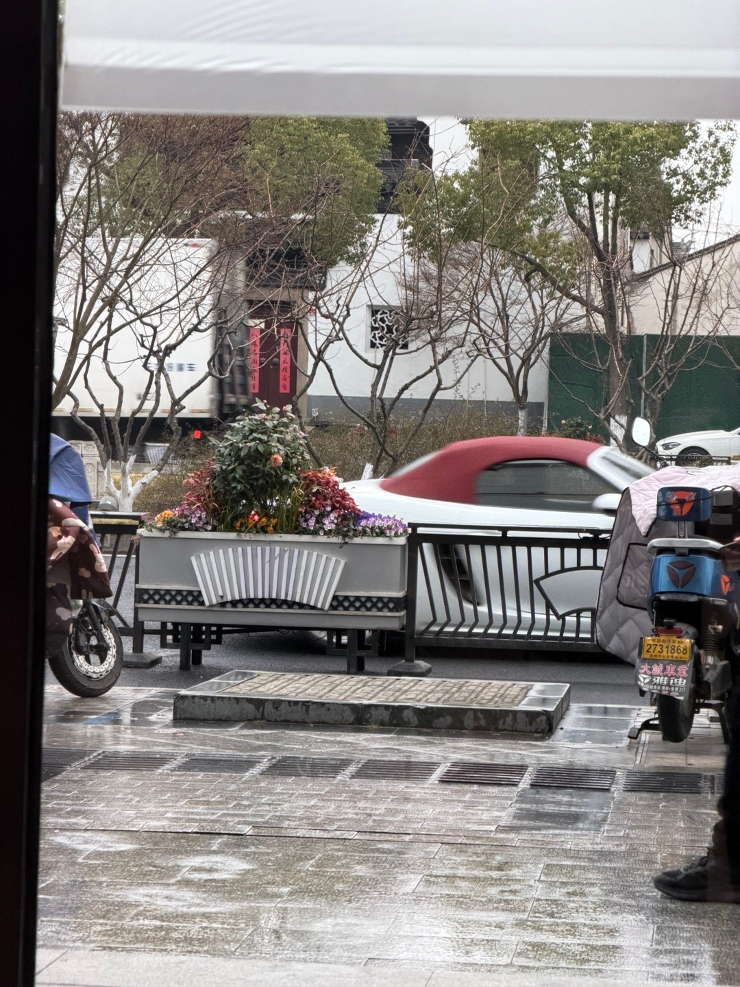 我的天…怎么就开始下雨了，又湿又冷，简直就是魔法攻击 苏州