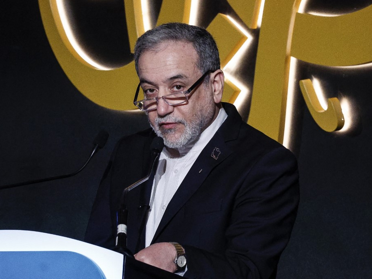 伊朗外长阿拉格齐明确表示，即便面临战争威胁，伊朗也绝不接受零浓缩要求。他强调铀浓