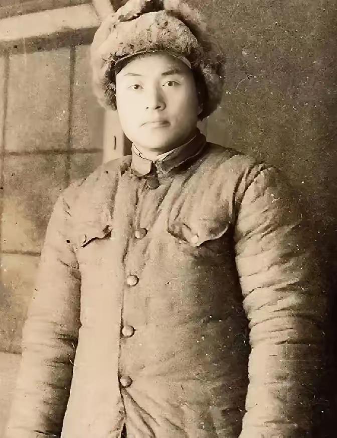 1942年，侦察股长凌少农，私下向日本人购买布料，对方说：“你看起来像军人？”凌