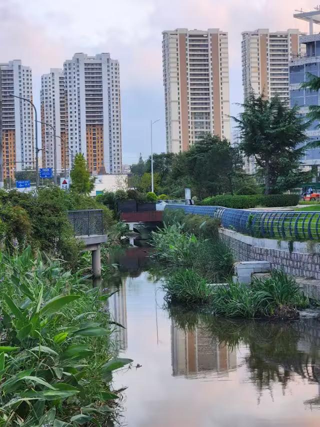 下联：邀友友对？？？
微头条
上联：碧水悠悠唤春归
下联：青山隐隐迎燕至
这个下