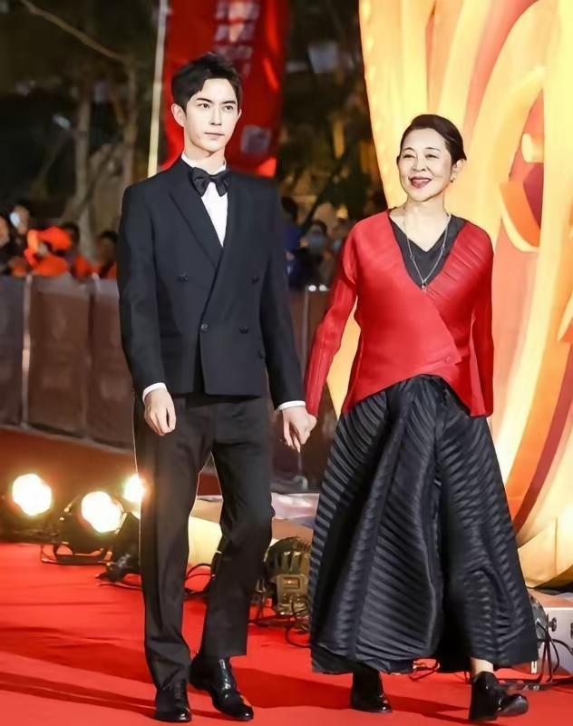 20年第三届中国农民电影节，倪萍老师牵着他的手走红毯，他参与了很多活动，都没有宣