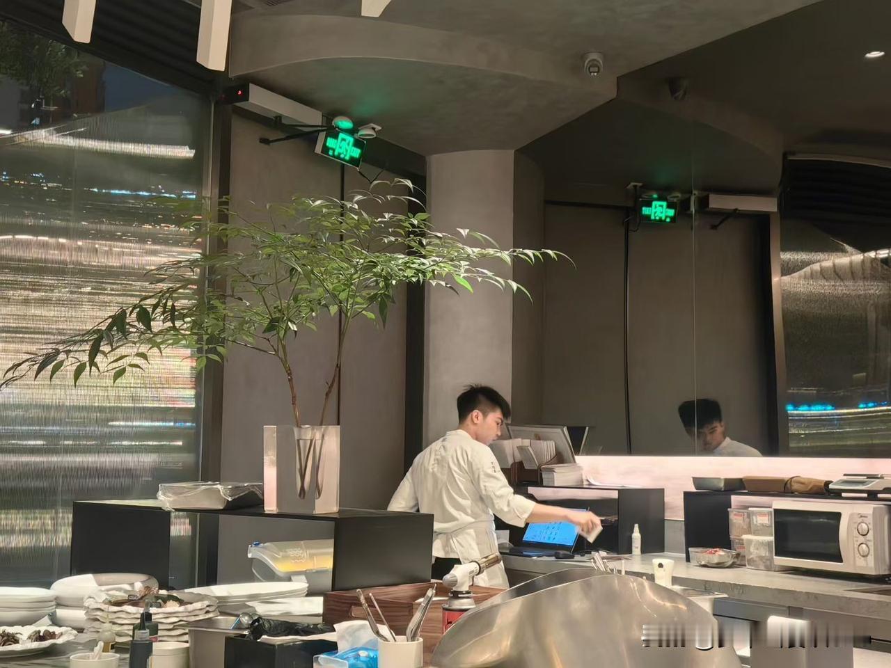 米其林餐厅后厨是怎样的？
高品质器皿设备+​完美细节
​厨师追求极致的职人精神