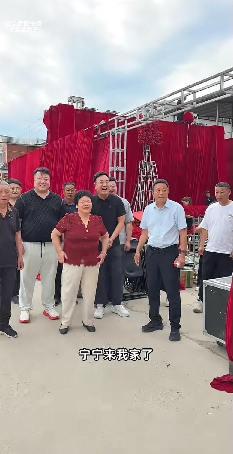 河南晋老二，真是太能折腾了，高调得不行，今天订婚，场面搞得比不少农村结婚还要隆重