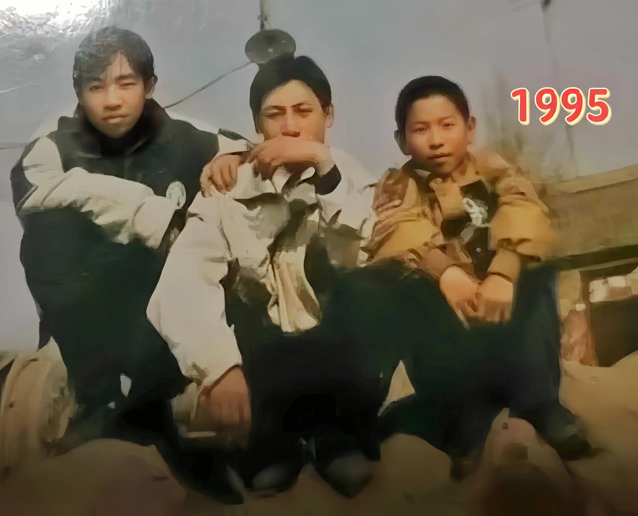 这是三个好兄弟在同一个地方，相隔29年的合影对比。
29年前，三个好兄弟在老家的