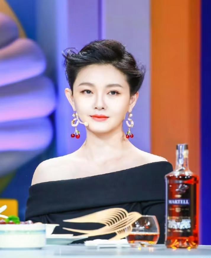 她真的不是自己认为的大女主，也不是所谓的好妈妈，前脚离婚，后脚其他男人带家里恩恩