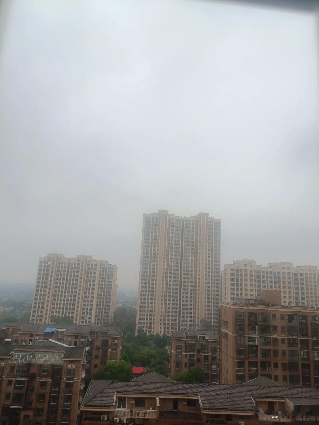 城市的天空雾蒙蒙，真的让人好担心，这难道是大气被污染了吗？
