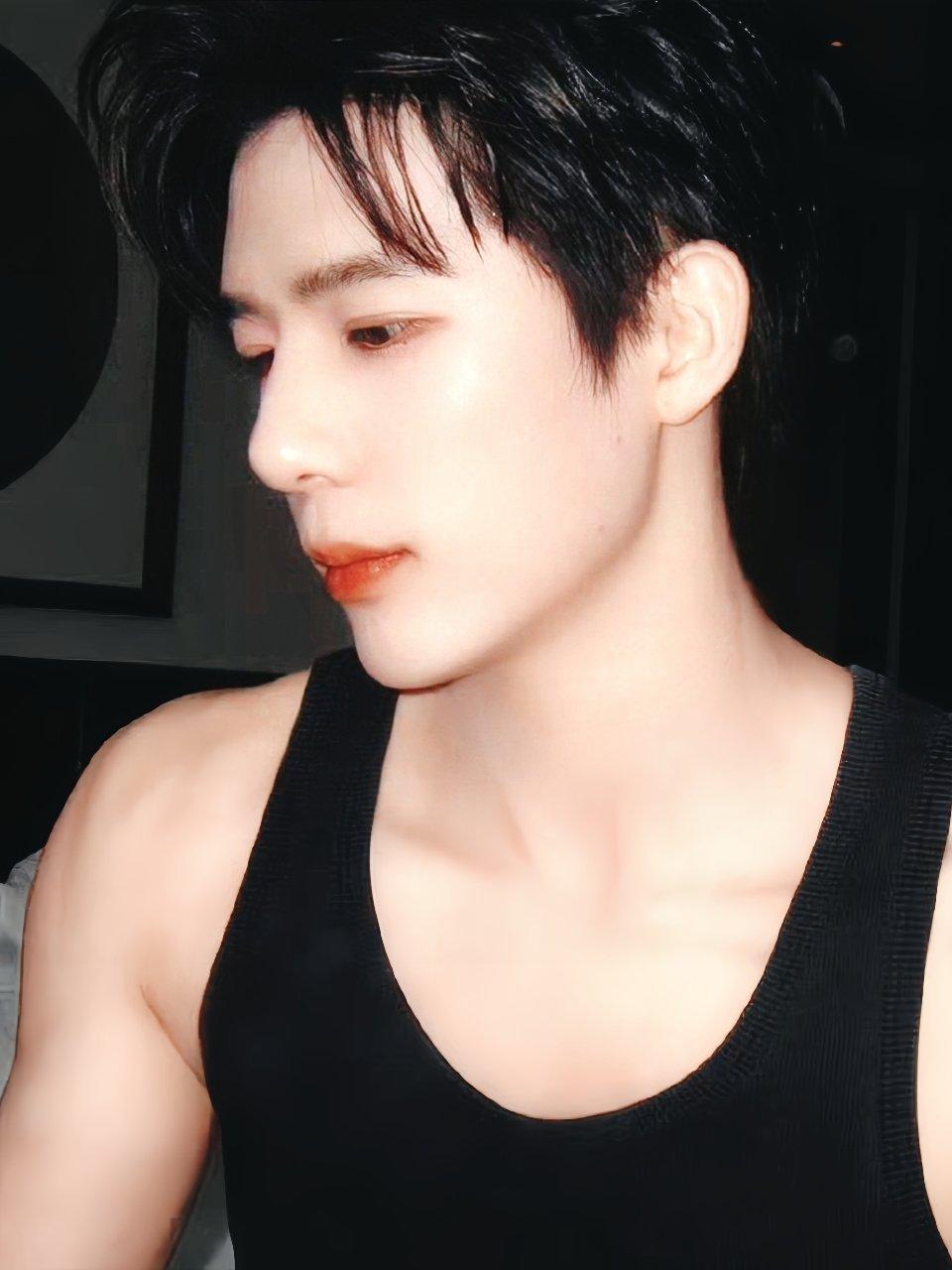 王安宇  王安宇季清和 忽然觉得周围都暗了下来，原来是你的美貌在发光