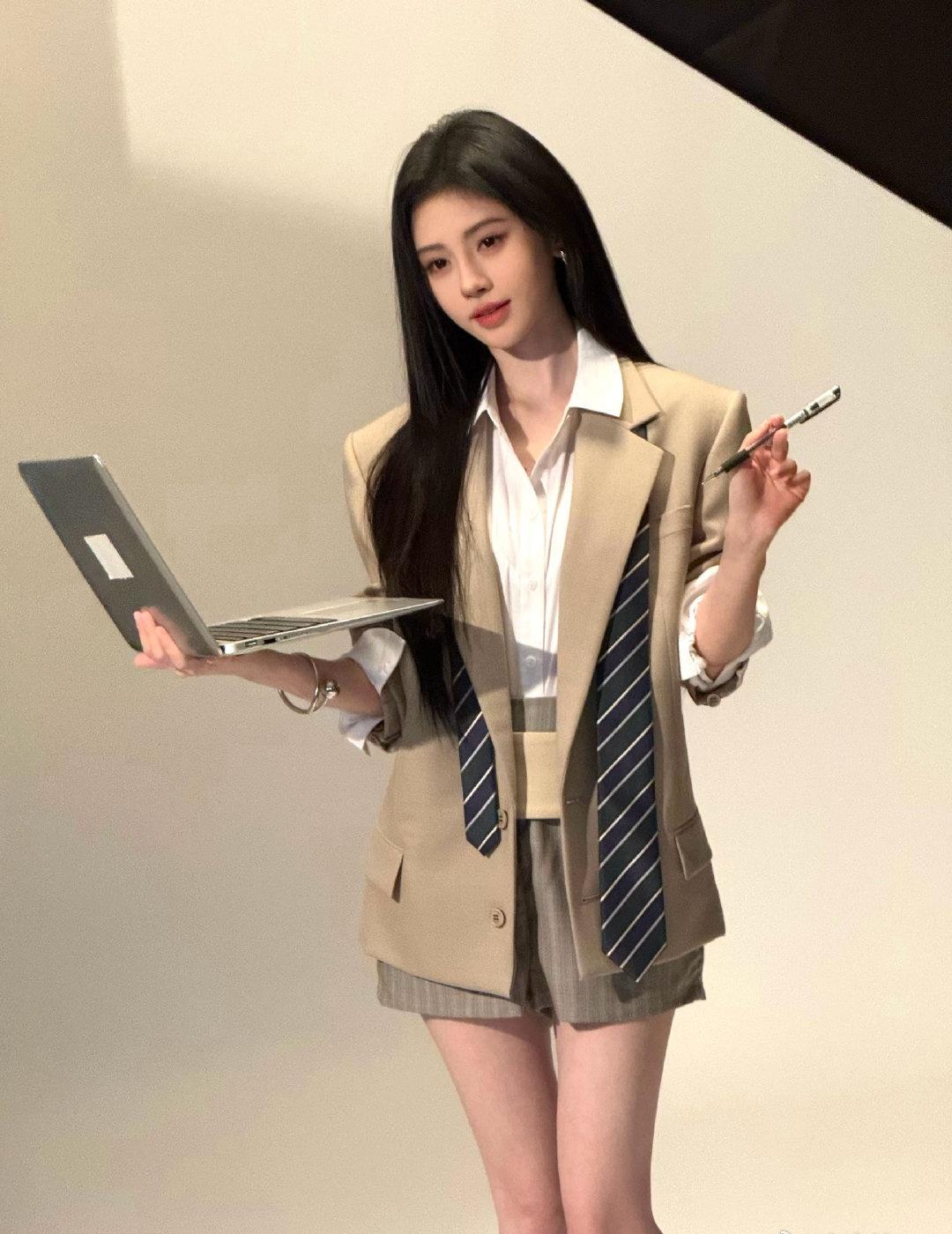 姐姐穿什么衣都好看！
鞠婧祎鞠婧祎女总裁上班路透既视感鞠婧祎jjy淘宝天猫服饰品