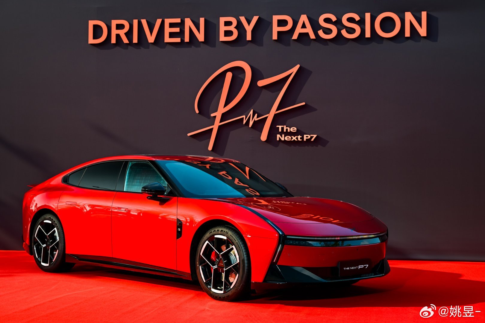 小鹏p7新色发布：星耀红，暗夜灰，星云白这三个颜色都挺好看的同时小鹏第二代VLA
