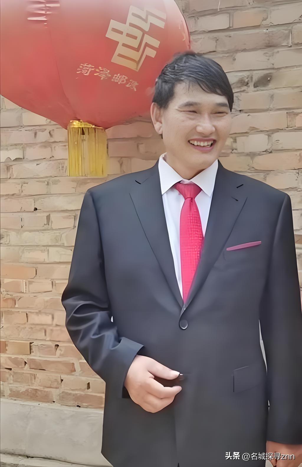 大衣哥朱之文淡定回应翻红
近日，山东菏泽。“大衣哥”朱之文又火了。
 这场突如其