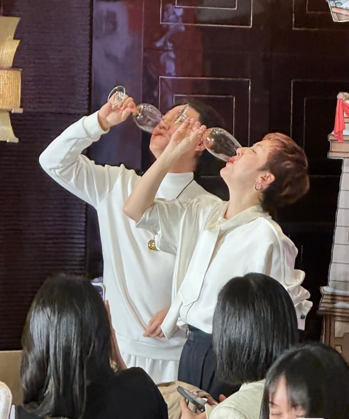 逐玉庆功宴，张凌赫田曦薇经纪人一起举杯畅饮啊啊啊啊啊啊啊…张凌赫田曦薇经纪人敬酒